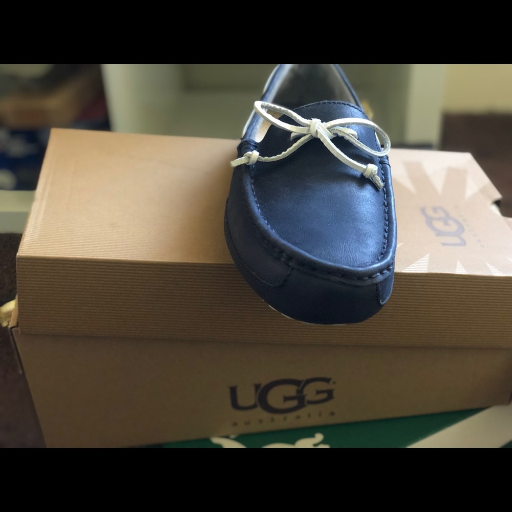 Leather loafers from ugg never worn !!
